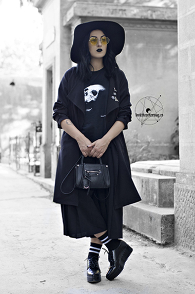 Drawing in dark skull tee : Gothic clothing